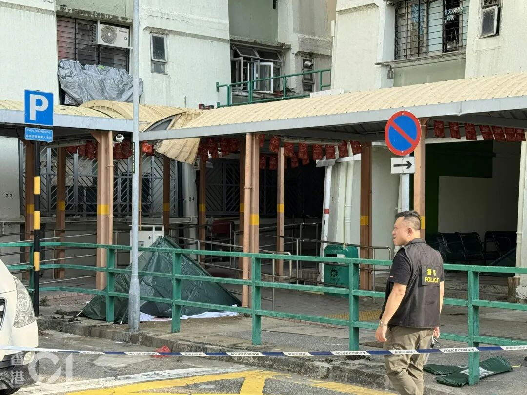 今日（19日）凌晨，案中夫婦於屯門大興邨興泰樓墮下，男方跌落大廈對開簷篷、女子則跌落地面。現場可見，有簷篷被壓毀。（蔡正邦攝）