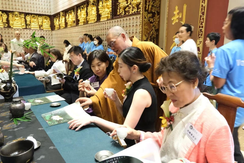净因大和尚向来宾讲解荷花展茶席的特色。.jpg