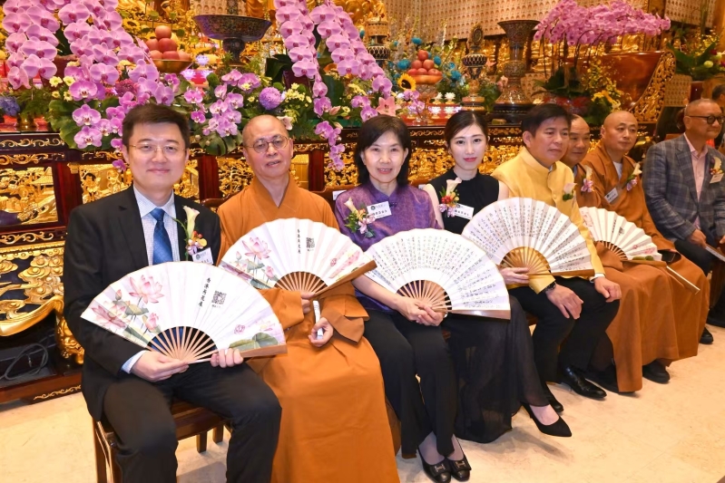 为今届荷花届而制作的古典折扇，既雅致又实用。.jpg
